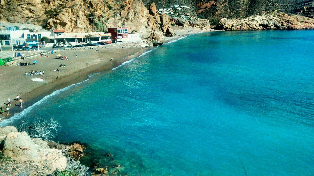 Preciosa cala donde puedes realizar todo tipo de actividades acuáticas y disfrutar de unas maravillosas vistas.
