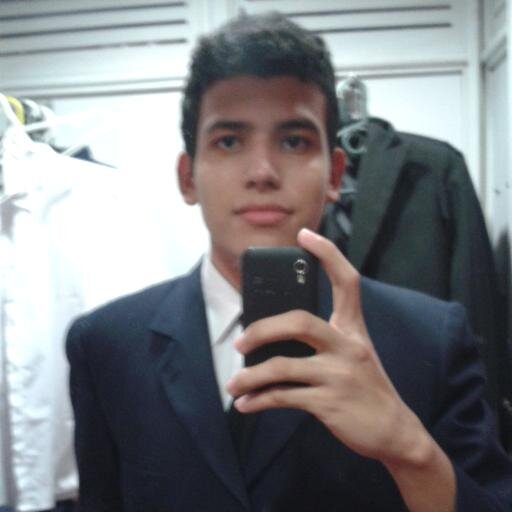 Ingeniero Civil, Piano lover, Cristiano, Fanático de Sherlock Holmes, Stephen King y del Bayern Munchen.