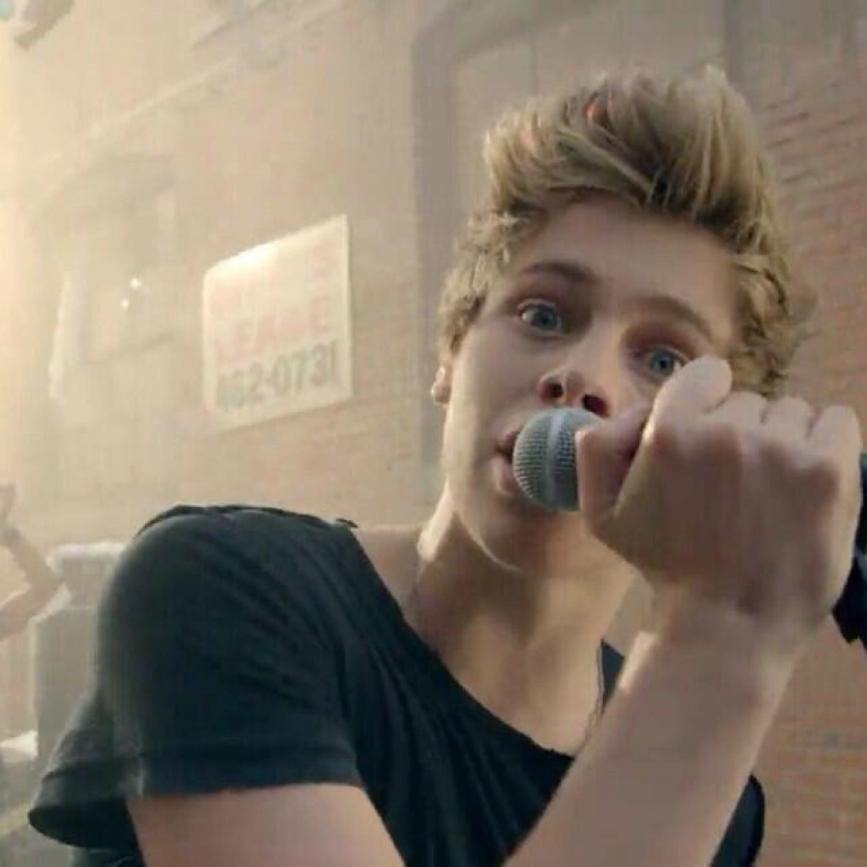 If you feel sad or down just remember to keep on truckin.. I LOVE 5SOS and 1D CANT WAIT FOR 1D CONCERT!! 30th May!