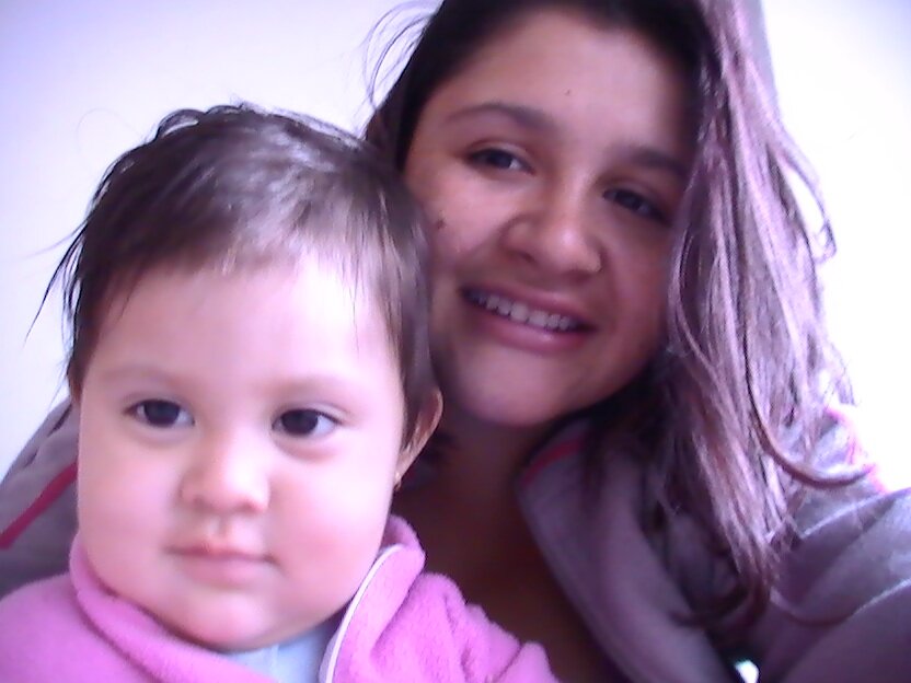 mujer de 22 años, madre soltera de una hermosa niña y estudiante de pedagogía
 infantil