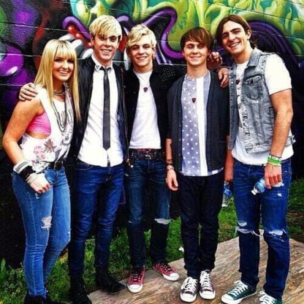I love R5 so much , i love their songs , they are my life and my everyting, I met R5 on february 19th 2014