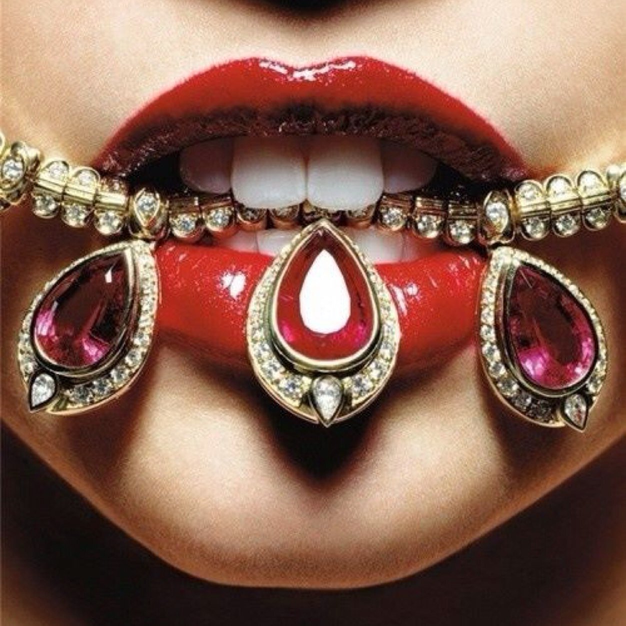 Gespecialiseerd in streeksieraden. Oorijzers met toebehoren. Chatelaines. Mutsenspelden. Tasbeugels. Prachtige oude sieraden waaronder diamant. En klein antiek.