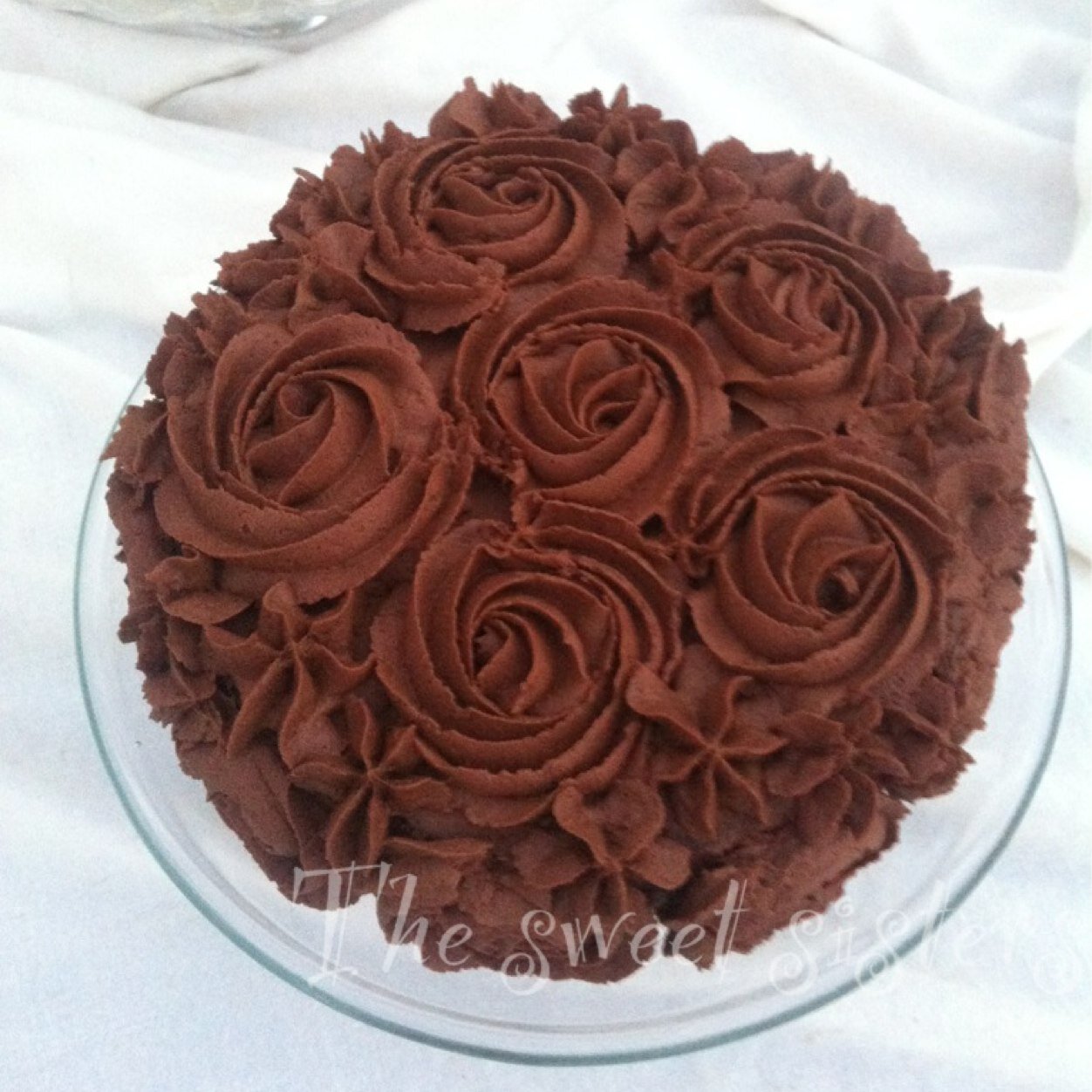 Dos hermanas apasionadas de la repostería, de los detalles bonitos y de las cosas bien hechas. Haciéndolo  todo con mucho cariño y cuidado esperando que guste