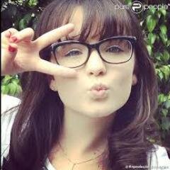 ⊱✿◕‿◕✿⊰Eu me chamo Larissa Manoela sou atris,modelo e cantora.Atualmente fasso a maria joaquina em carrossel
Qualquer outro é fake.⊱✿◕‿◕✿⊰