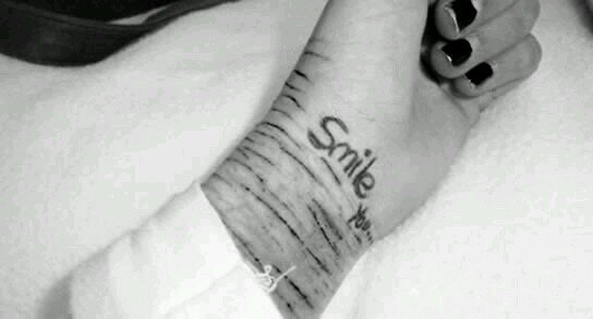 Estoy dejando el alma, estoy dejando huella. Mi vida es aburrida y mi sonrisa es fingida. Sastre del desastre. O pisas, o te pisan. Mente auto-destructiva.