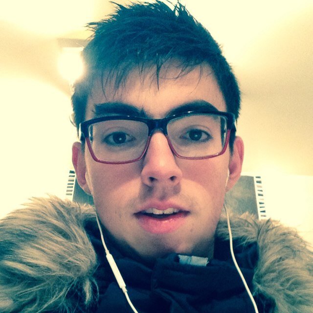 Aime la musique, est sportif, DJ, Rappeur.