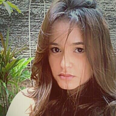 Preguiçosa, carente, chata, legal, alegre, triste, carinhosa, insuportável, faminta... Essa sou euuu. okay?