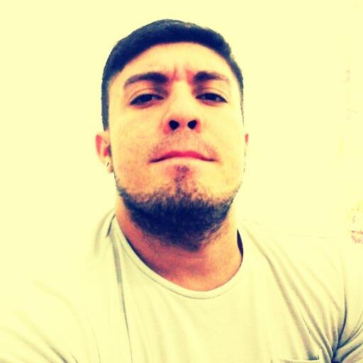 Estudante de licenciatura plena em Ed. física, tecladista da Banda Mizerê.
