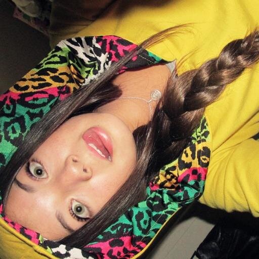 Él la ignoró, mientras ella daba todo por él.
no todo es para siempre SIGUEME Y TE SIGO♥