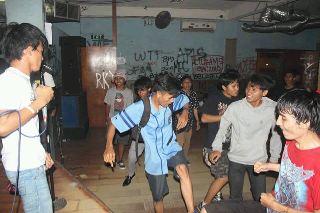 musik is my life ,gitarist @diary_revege hidup adalah perjuangan: