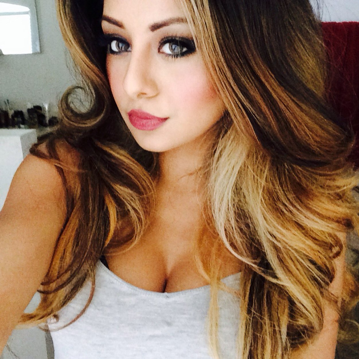 Self proclaimed big hair enthusiast.Makeup artist.Student.Vlogger