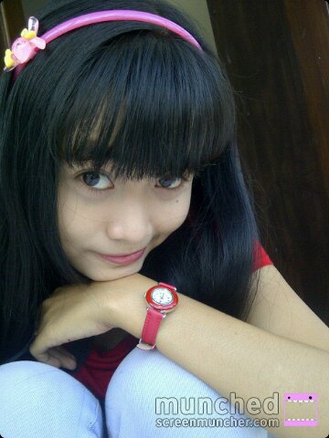 triyaqirom's profile picture. Tak ada yang dapat memendam rasa cinta. Meski mulut terdiam tanpa kata namun gerak tubuh akan menunjukkan jatuh cinta.