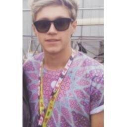 please follow @psychxtichxrry and just tweet her to followback. her old acc with 6k and niall/5 got hacked so please help her out tysm