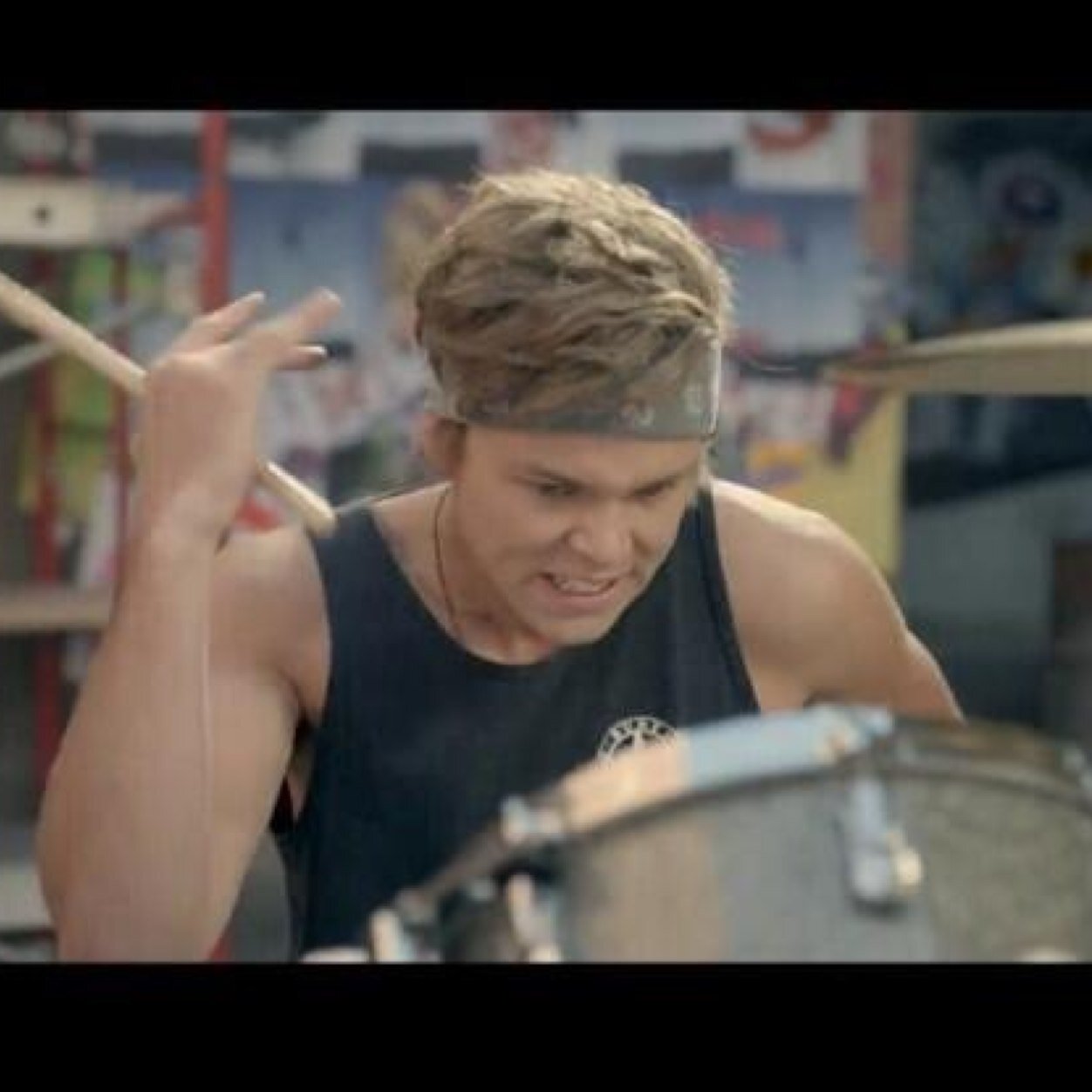 follow @paynoxhemmo bc ilysm :-)