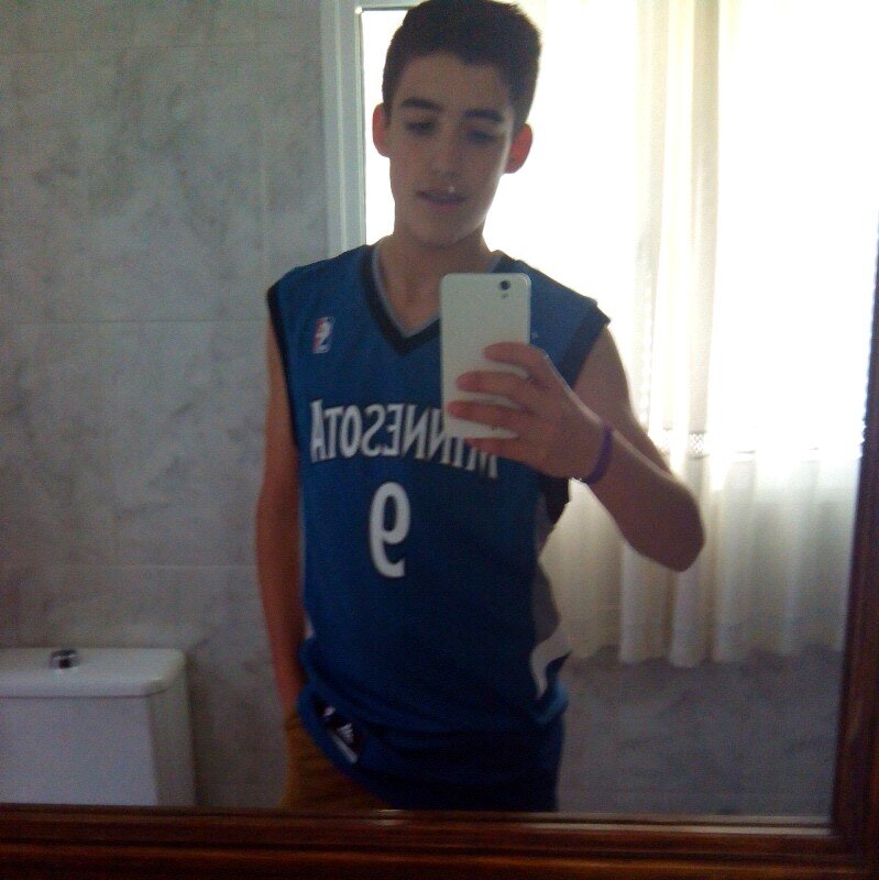 osuna (sevilla) mi vida se resume en una palabra baloncesto para mi es mi deporte k me encanta es como mi modo de vida y mi segunda casa:)