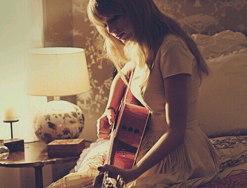 my life is based on my idol, Taylor Swift and her cat, Meredith :)