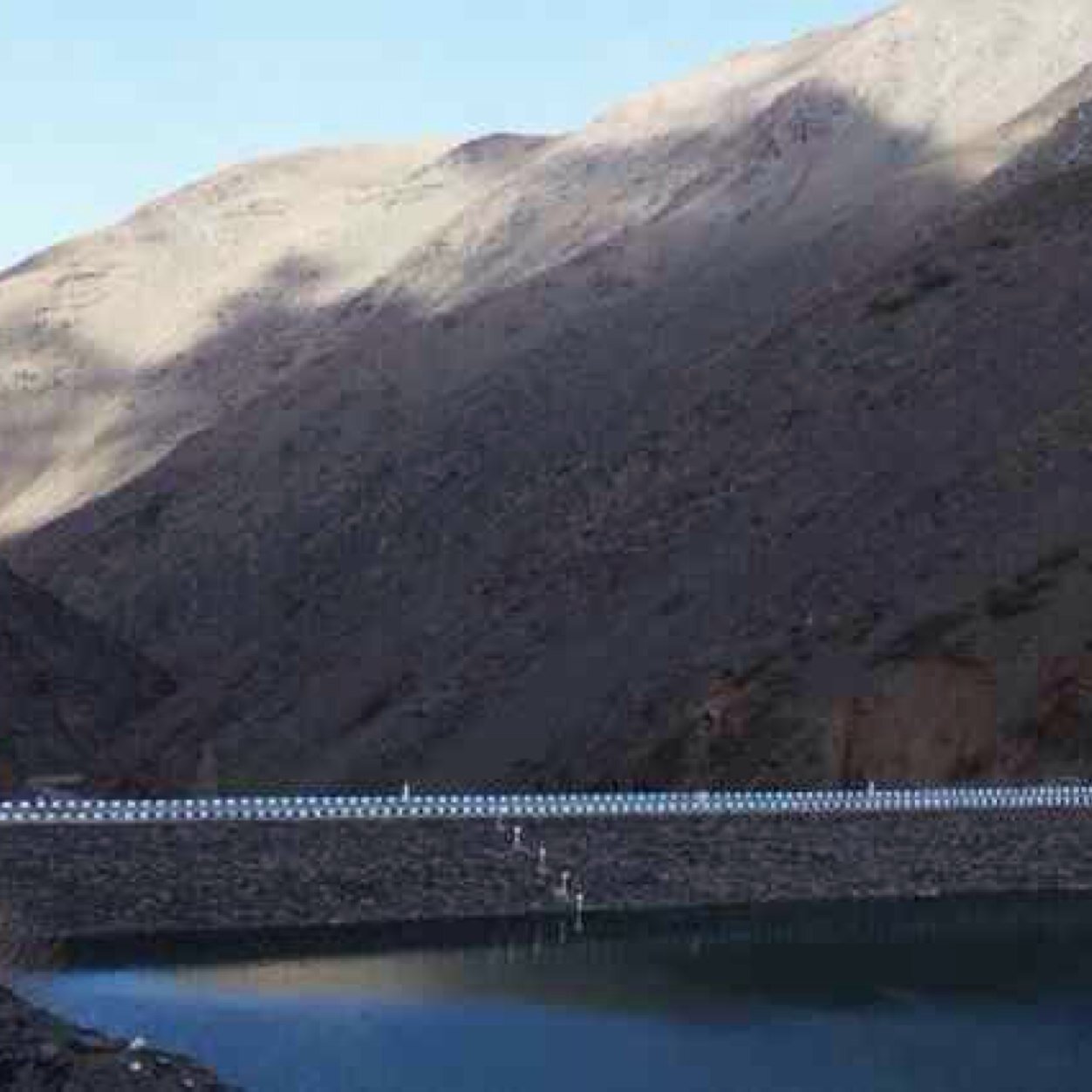 ستستمر ﺎلحياة بنا سواء تغيروا اشخاص علينا او بقوا معنا وستزداد ﺎلمواقف ﺎلجميلهہ مع غيرهم و لن تقف ﺎلدنيا على ﺎحد