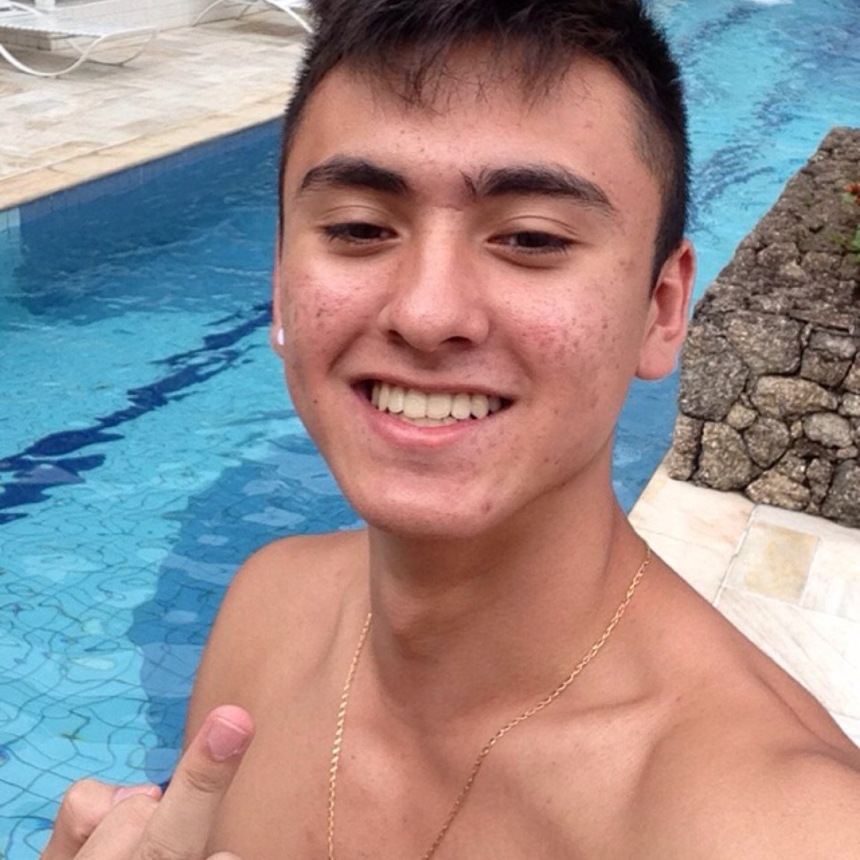 É proibido ser feliz sozinho