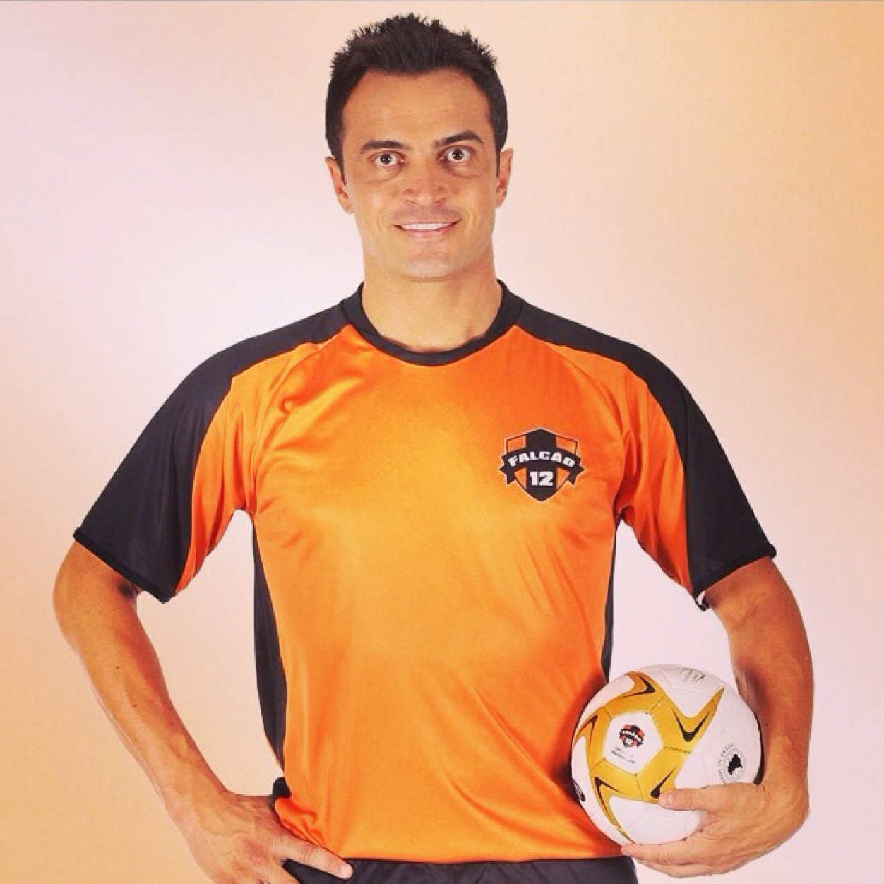 Agora em Goiania, a escolinha de futsal do melhor jogador do mundo: Falcao!