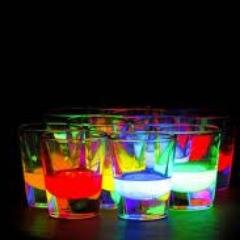 Me traga uma dose de Vodka, não, não pergunte de qual, quero a mais forte delas e mais amarga também. Hoje preciso lembrar que preciso esquecer.
