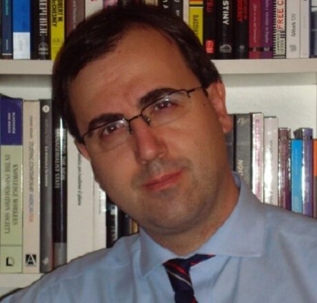 Profesor, periodista, escritor, profesional de la cultura y el desarrollo de organizaciones y personas.