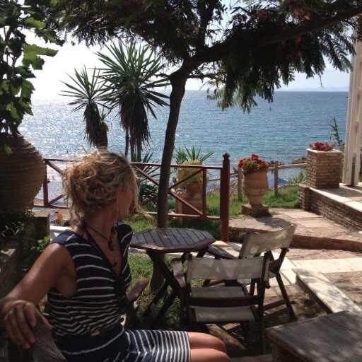 ManonHouse's profile picture. Pour l'équilibre: lectures et sports. Pour les excès, il y a les copines!