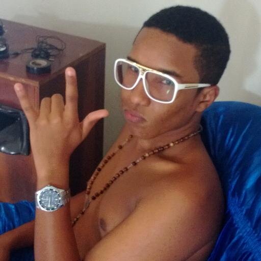 Tenho 17 anos,toco guitarra e violão e sonho em ser um músico de sucesso.DEUS ESTA NO COMANDO.
