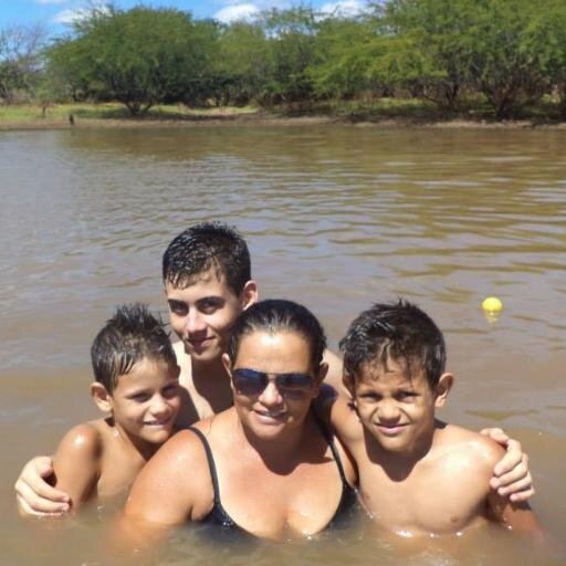 casada,mãe de 3 filhos