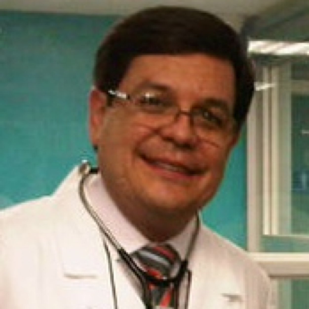 Médico Internista. Neumonólogo. Médico Forense. Profesor Universitario.