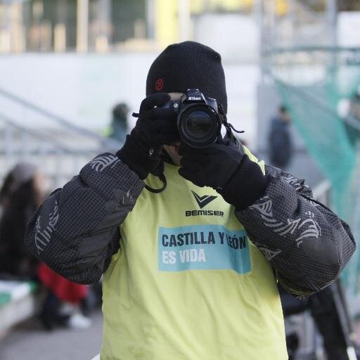 Vividor, socorrista, monitor de natación, periodista, fotógrafo, TASS y Educador Físico, o lo que es lo mismo: incansable.
