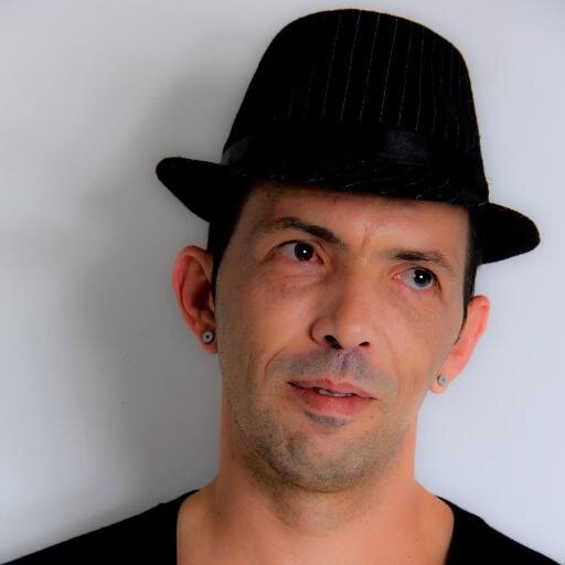 sincero,romantico,gosto de novas amizades...