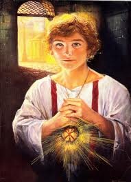Os coroinhas são jovens e crianças que ajudam o padre a celebrar a missa, isto é, a realizar a Liturgia Eucarística.