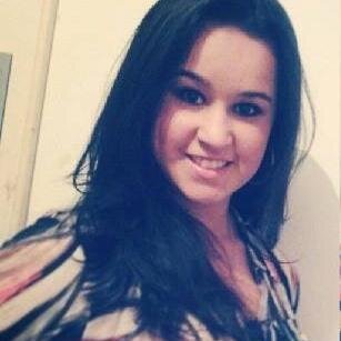 Sou uma menina carinhosa, verdadeira,amo cantar e tocar violão... Adoro ouvir musicas... entre muitas outras coisas! ;)