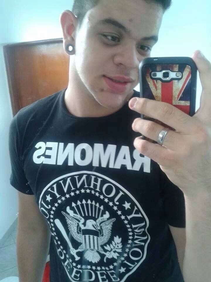 Vocalista da Hotl8