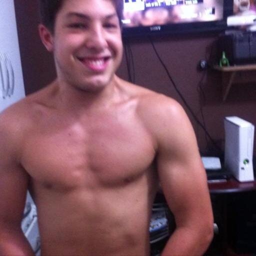 Lucas zillig 19 anos  anos  . VIVA A VIDA SEM LIMITES , a vida já é cheio de obstaculos não se torne mais um !