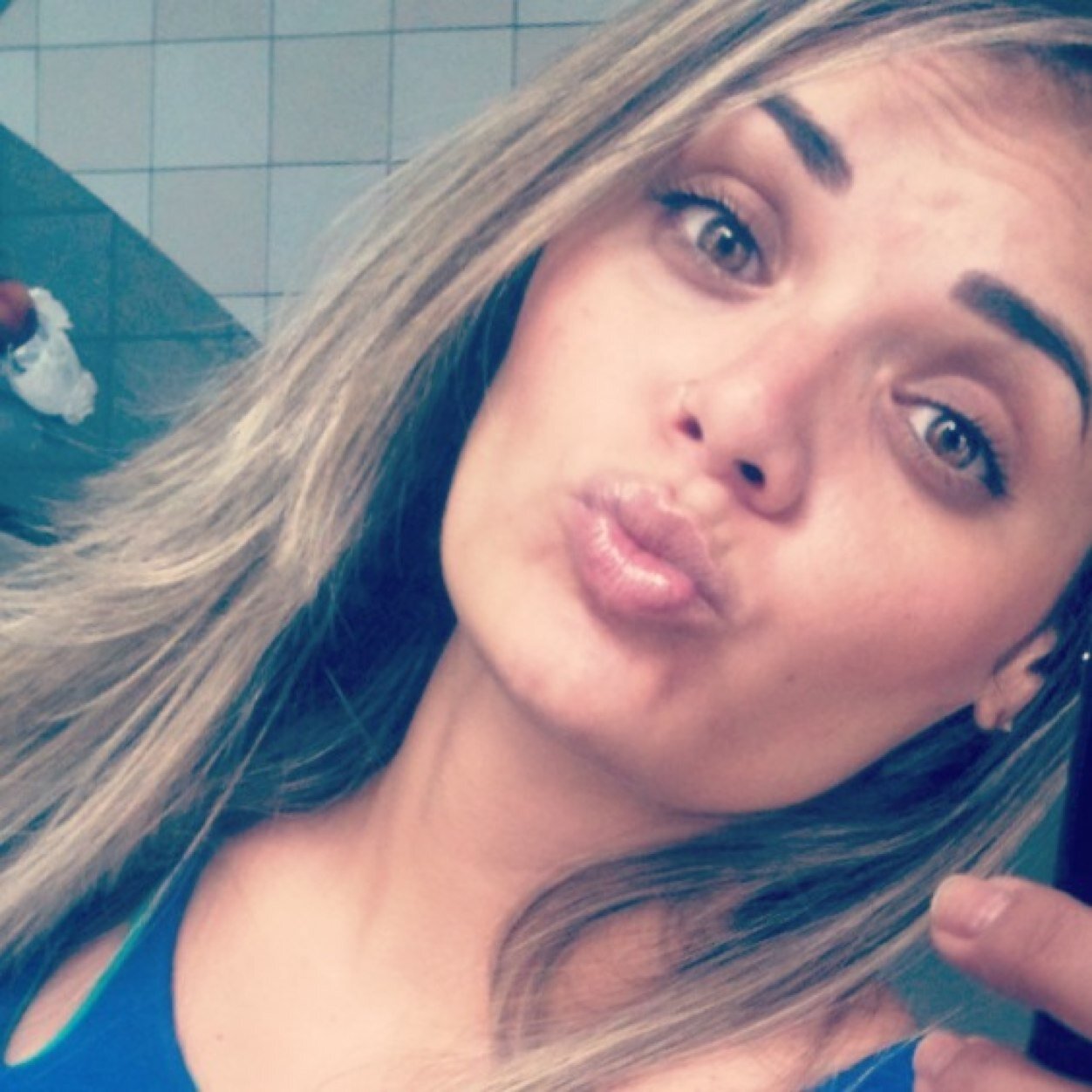 A vida me ensinou que chorar alivia, mas sorrir torna tudo mais bonito.