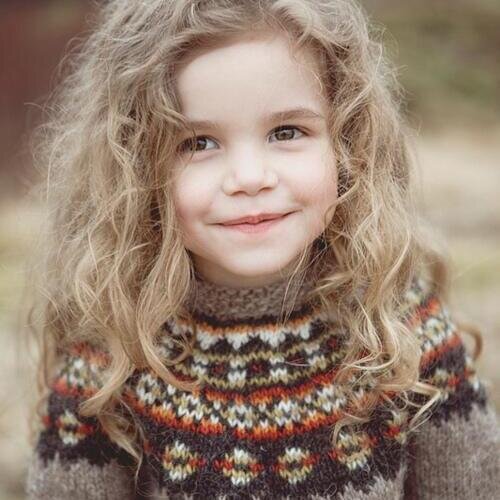 OrphanGirl_'s profile picture. She takes a pen and paper and writes: I'm Amy, I can't talk but nobody's perfect, right? I live together with @_TheSweetSwede and his cat