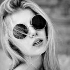 LIVE YOUNG ● MODEL                                                                            ✌ ≧◠◡◠≦ ✌