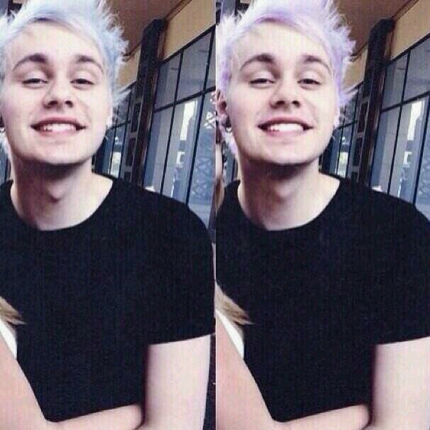 go follow @0secsofsummer, I'll follow back ily:)