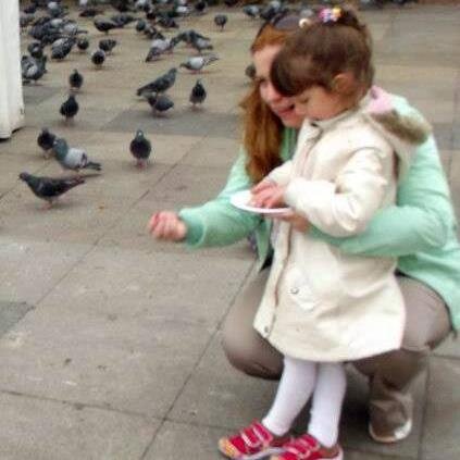 'Oda zifiri sessizdi..Kadin kahve yapayim mi dedi? 
Adam, derin bir nefes aldi
-Yap ama gözlerinin kahvesinden koy kırk yıl degil bir ömürlük hatrı olsun...
İşt