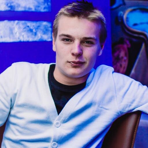 Болею за Динамо Киев,люблю футбол)