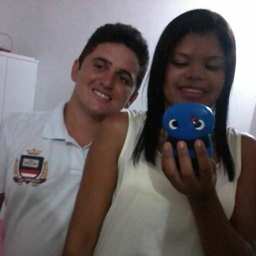Sorrir não mata. Viver não dói. Abraçar não arde. Beijar não fere. Rir não machuca. Você não tem motivos para não tentar ser feliz.