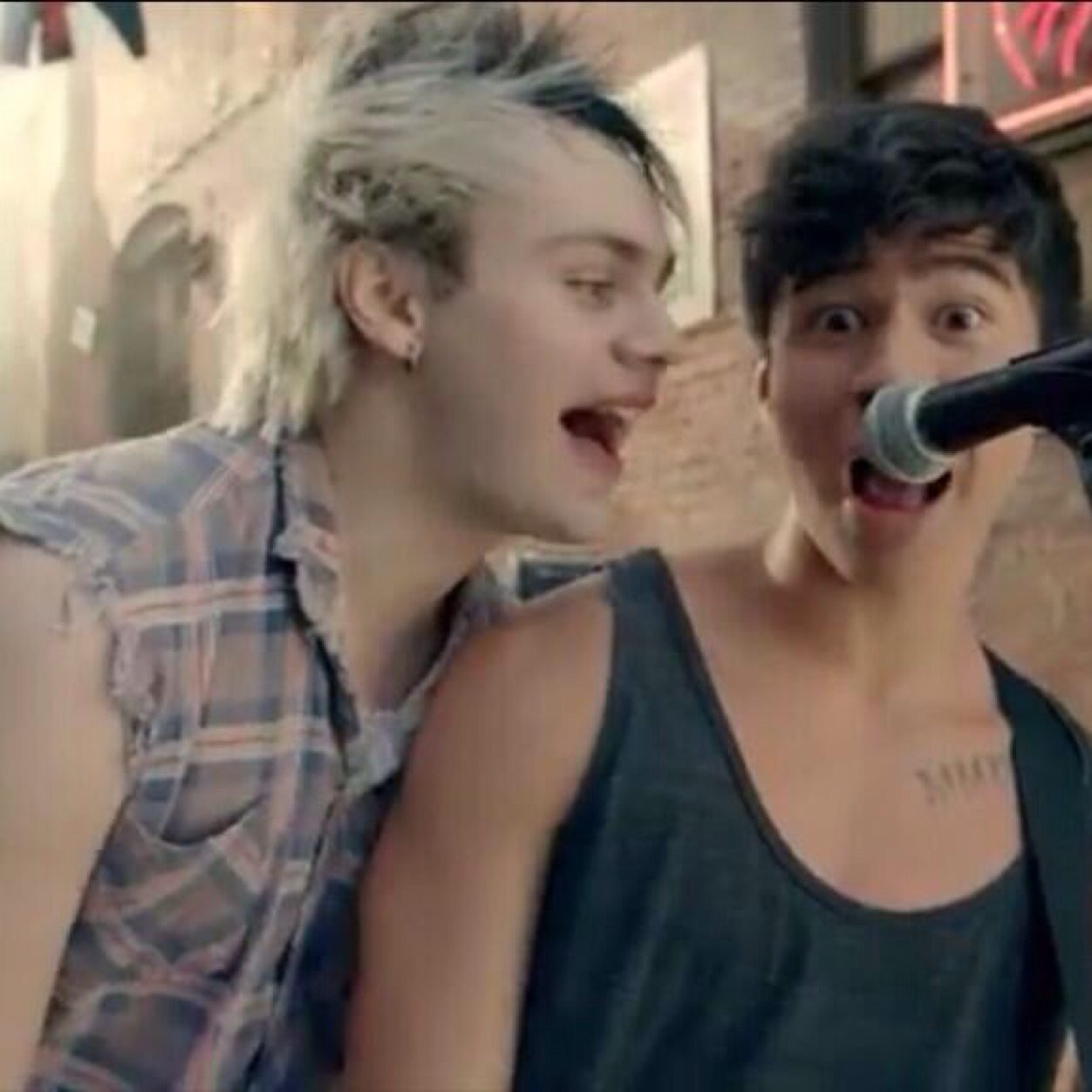 PinheadFree4's profile picture. Follow @pinheadluke :)