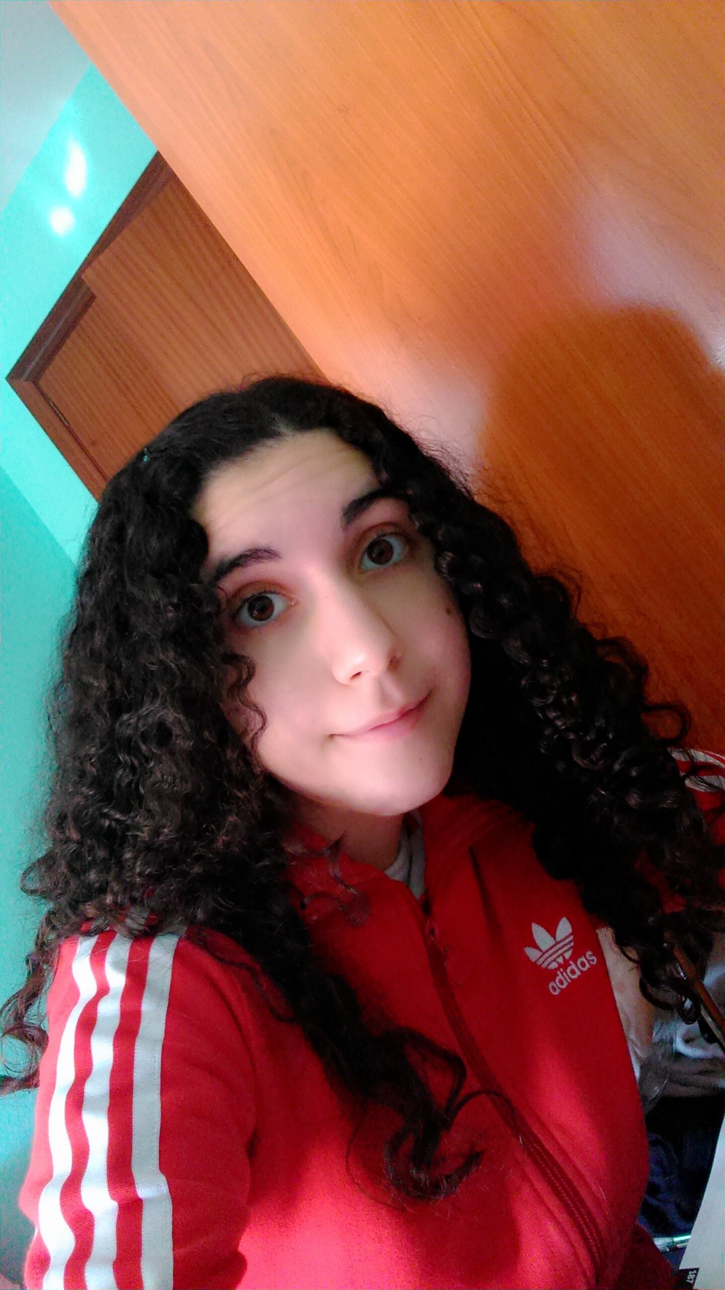 Adolescente con problemas.Me quedo con lo mínimo no necesito mucho para ser feliz. Lo primero en esta vida..sonreir,lo demás da igual.
