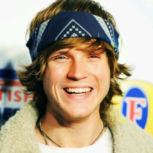 loves bands, mainly mcfly and adores dougie poynter! and the janoskians!!!
