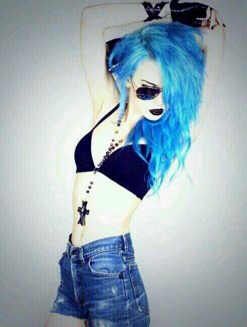 Yo! I'm Scarelett Suicide/Hollindale. I'm Single And Looking, also bi. I'm the backup screamer for Hollindales On Fire. Huge flirt!! *points to self* cx