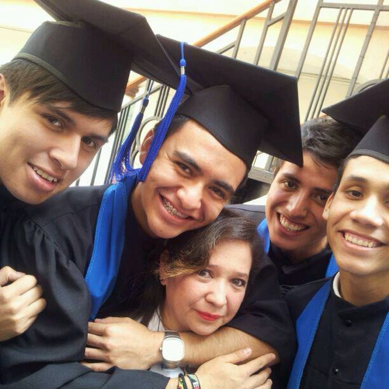 Jovenes Dedicados Para Hacerte Reir.