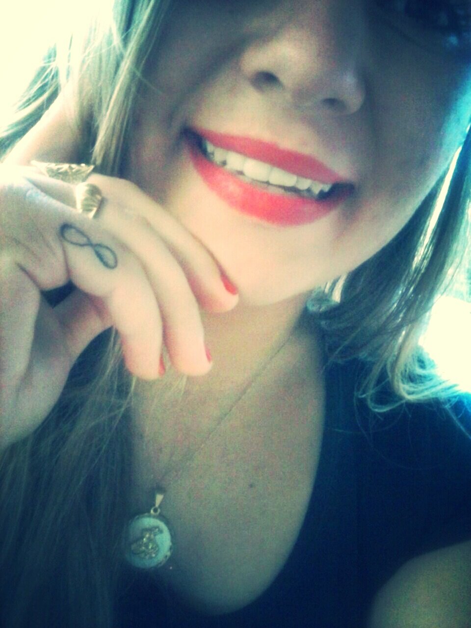 ...Ou ame ou deixe. Ou abraça ou desencosta. Ou chora logo ou desfaz essa cara feia. Decide, porque o tempo passa, e meio termo cansa.”