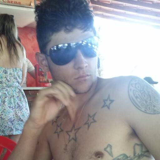 possso sorrrir porq sei q tenhu amigos ...
possso sorrrrir porq possso amar alguemm....