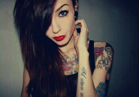 Ruler of a lonley dark place..Controller of ice and snow..Darling let it snow~||20||Single||British||A queen||Theme song: Nicotine By Panic! At The Disco||